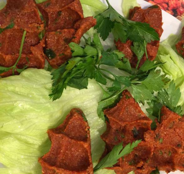 Kkerolu i kfteleri ile lezzeti garanti eden bir Karaky mekn. ster kahvalt iin ister kebap iin gidin ama bu enfes i kfteleri mutlaka tadn. Kapan da baklava ile yapmanz tavsiye ederiz.