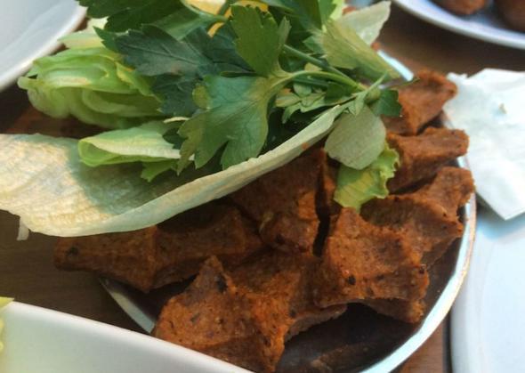 Lahmacunlar, kebaplar derken Fatih&#8217;te bulunan z Kilis'in i kftesini de atlamamakta yarar var. Yiyenlerden tam not alan etli i kfteyi siz de mutlaka deneyin deriz.