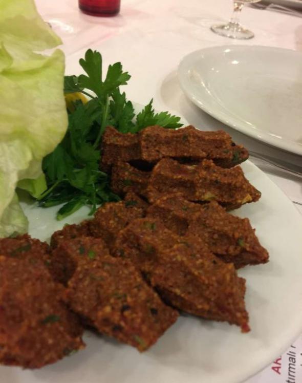 &#8220;Gzel bir i kfte iin Silivri'ye dahi giderim&#8221; derseniz, Garden Et sizin iin doru adres. Bir porsiyonda 6 adet bulunan i kftelerin mptelas olabilirsiniz, batan 2 porsiyon sylemekte yarar var! Cierleri ile de ok mehur olan bu restoran listenize ekleyin.