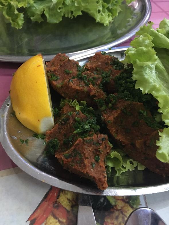 Mtevaz yerlerden holananlardansanz, buraya uramalsnz. Etli i kfteleri sadece aramba gnleri sunuluyor bizden sylemesi. Eer bu lezzetten mahrum kalmak istemiyorsanz, aramba gnne plan yapmayn deriz. Mehmet Usta, Cerrahpaa&#8217;da...