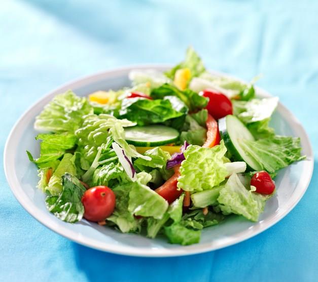 Yeil salata ile tketin  <p>  Balkta en az bulunan vitamin C vitamini. Bu nedenle baln yannda yeil salata tketmeyi tercih edin. zellikle bol limonlu bir yeil salata balktaki C vitamini an da lezzetli ekilde kapatan ok iyi bir seim olacak.
