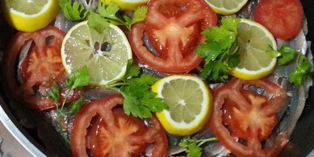 Hamsi Buulama Tarifi: Hamsileri ayklayn, ykayp, szn. ri halka eklinde doradnz soanlar frn kabna yerletirin ve karabiber serpin. Hamsileri yan yana sralayp stne yine halka eklinde doranm domatesleri yerletirin. Limon suyu, zeytinya ve karabiberi rpp balklarn zerine dkn. 175 derecelik frnda 25 dakika piirin.