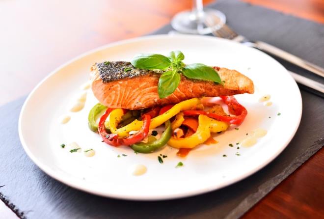 Hamsi: Yada eriyen A ve D vitaminleri ynnden olduka zengin olan, ierdii doymam ya asitleri sayesinde kalp ve damar hastalklarna kar koruyan hamsi, yaplan aratrmalara gre ani kalp lmlerini azaltyor. Kl ile yenilen bir balk olan hamsi ieriindeki kalsiyum ve magnezyum ile kemik ve dilerin geliiminde nemli rol oynadndan bebek ve ocuklarn yemesi ok nemli. Ancak kzartmadan kann.