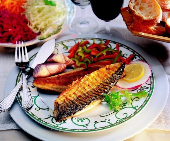 Uskumru Izgara Tarifi: Yal bir balk olan uskumrunun iini temizledikten sonra bak yardmyla kuyruk ksmndan balayarak, klk paralelinde uzunlamasna baa doru fileto olarak ikiye ayrn. Zeytinya ile yalayarak zgara zerinde alt st ederek piirin. Pitikten sonra maydanoz ve limonla servis edebilirsiniz.