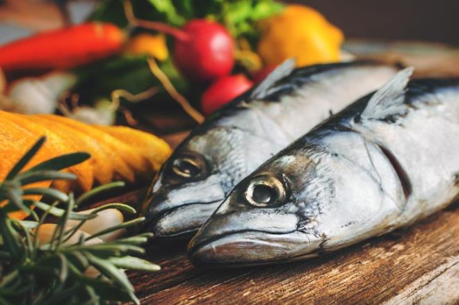 4 BALIK BOL FAYDA!    Uskumru: Yal bir balk olan uskumru, dier balklara gre daha fazla B12 ve D vitamini ieriyor. D vitamini ierii ile kemikleri glendirirken, 100 gr. uskumru tketen bir kii, bir haftada almas gereken B12 ihtiyacnn tamamn karlyor; bu sayede dnme ve alglamada zorlanma ve depresyon etkileri ortadan kalkabiliyor. Omega 3 ya asidi asndan da zengin olan uskumru; bilisel, zihinsel ve fiziksel fonksiyonlar iin son derece faydal.