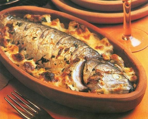 Gvete Lfer Tarifi: Lferi 1 orba ka zeytinya ile svayn. Patatesleri yarm ay eklinde kesip gvece dizin, yarm limonu halka eklinde kesip patateslerin zerine koyun. Lferleri birbirine ters bakacak ekilde yerletirin. Domatesleri 4'de dilimleyip yerletirin. Biberleri halka eklinde kesip gvece yerletirin. Az su ekleyip frna verin.