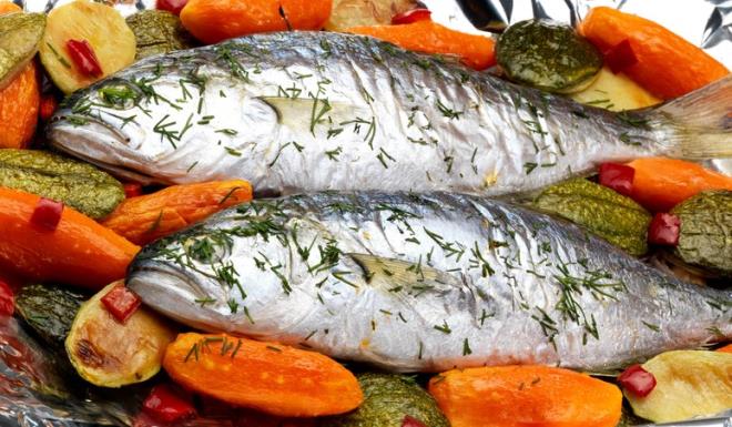 Haftada iki kez dzenli olarak balk tketmeyi ihmal etmeyin. Balk sayesinde hem kalbinizi ve salnz koruyacak hem de ykselen kolesterolle hi aba sarf etmeden baa kabileceksiniz. Vcudun k aylarnda daha fazla ihtiya duyduu A, B1, B2 ve D vitaminlerini dzenli balk tketimi ile karlayabileceksiniz. ocuklarnz da hem baklklarn glendirmek hem de fiziksel ve zihinsel geliimlerini desteklemek iin balk yemeye tevik edin.