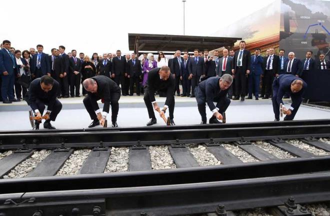 Ala katlan liderler, hep birlikte raylara ekile vurdu.