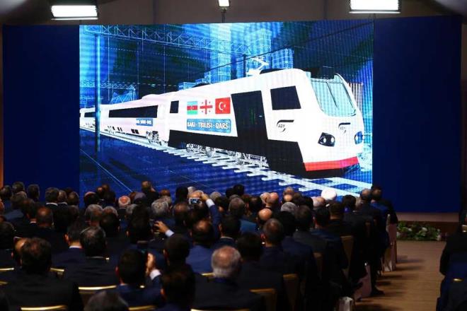 lk etapta hatla yllk 1 milyon yolcu ve 6 buuk milyon ton yk tanabilecek. Tama kapasitesinin 2034'e kadar 3 milyon yolcu ve 17 milyon ton yke kartlmas planlanyor.