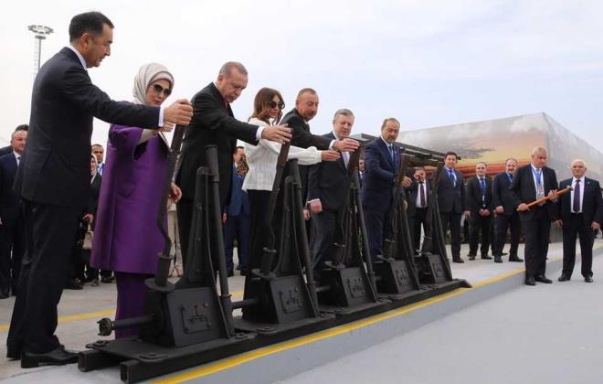 Bak-Tiflis-Kars demiryolu gzergahnda tanacak rnler, in'den Avrupa'ya demiryoluyla 15 gnde ulaabilecek.