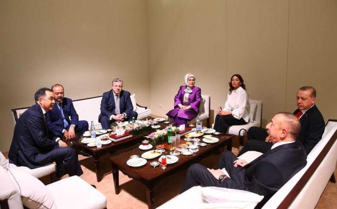 BTK Demiryolu Hatt'nn Grcistan ksmndaysa 105 kilometrelik demiryolu hatt yapld,154 kilometrelik ray yenilendi. Azerbaycan'da ise 503 kilometrelik demiryolu hatt projeye uygun hale getirildi.