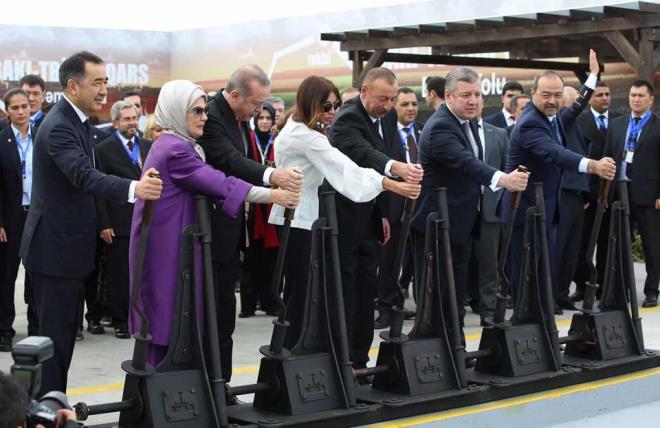 Liderler, daha sonra makas deitirdi. Makas deitirmede Emine Erdoan ve Mihriban Aliyeva da hazr bulundu.