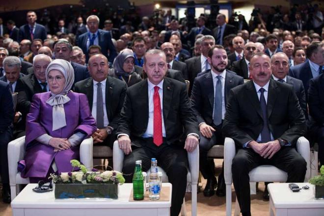 Cumhurbakan Recep Tayyip Erdoan, Azerbaycan Cumhurbakan lham Aliyev, Kazakistan Babakan Baktcan Sagintayev, zbekistan Babakan Abdulla Aripov ve Grcistan Babakan Giorgi Kvirikavili katlmyla dzenlenen al treninde, Trkmenistan ve Tacikistan'dan gelen yetkililer de hazr bulundu.
