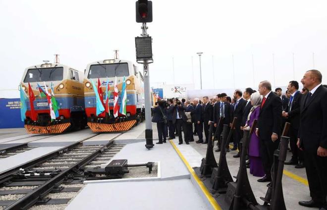 azakistan'dan getirilen tahln tand treni Trkiye'ye uurlayan liderler, baka bir trenle limandan Alat stasyonu'na 12 dakika sren bir yolculuk yapt.