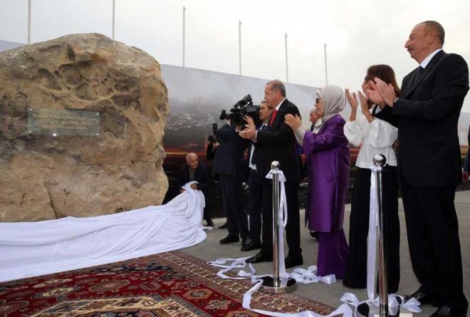 Hattn Trkiye blmnde drt istasyon,  kpr ile 76 kilometrelik demiryolu ina edildi. Trkiye ile Grcistan snr geiinin saland tnelin 2 bin 375 metresi Trkiye, 2 bin 70 metresi ise Grcistan topraklarnda bulunuyor.