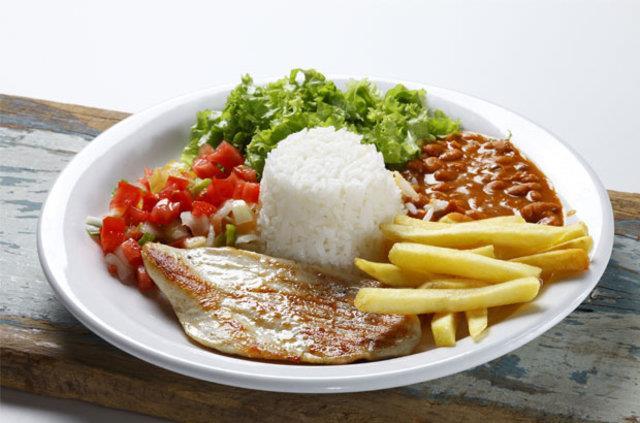 Bu almaya gre saat 8?den nce akam yemei yiyen ocuklarla daha ge yemek yiyenler arasnda gnlk enerji alm bakmndan nemli bir fark bulunmuyor.