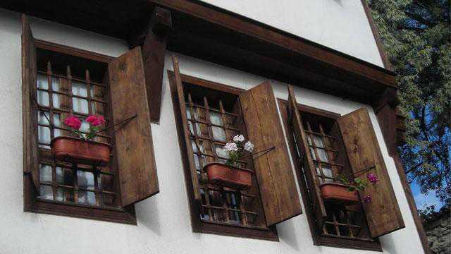 Osmanl'da Hasta Bulunan Evin Penceresine Krmz/Sar iek Konurdu. iei Gren Satclar, Hasta Rahatsz Olmasn Diye Sessizce Geerlerdi.