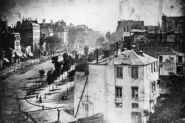 1838 ylnda Fransz Daguerre tarafndan ekilen bu fotorafn sol alt kesinde grlen vatanda, fotoraf ekilen ilk insan olma zelliini tayor. Tarihe geen adamn muhtemelen bundan hibir zaman haberi olmad.