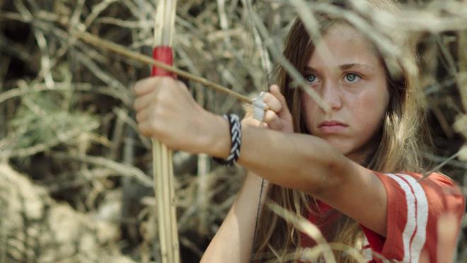 3- Land of the Little People / K&uuml;&ccedil;&uuml;k nsanlarn &Uuml;lkesi&nbsp;<br /><br> &nbsp;  Ynetmen: Yaniv Berman <br>  3 Kasm Cuma, Atlas Sinemas, 13.00<br>  5 Kasm Pazar, City's, 11.00<br><br>    Subay ailelerin kaldg&#774; bir ko&#776;yde yas&#807;ayan do&#776;rt ku&#776;c&#807;u&#776;k c&#807;ocuk bir c&#807;ete kurarlar. C&#807;evredeki bulunan terk edilmis&#807;, eski bir ordu u&#776;ssu&#776;nu&#776; kamp olarak kullanrlar. O srada I&#775;srail&#8217;de yeni bir savas&#807; bas&#807;lar ve erkeklerin c&#807;og&#774;u u&#776;lkelerine hizmet etmeye hazrlanmaktadrlar. Anneler televizyonlarnn o&#776;nu&#776;nde endis&#807;eyle oturup hic&#807; kmldamadan haberleri seyrederken, denetimsiz kalan c&#807;ocuklar kamplarna do&#776;nerler. Ancak onlar bir su&#776;rpriz beklemektedir, birliklerini terk etmis&#807; iki asker saklanmak ic&#807;in kamplarn kullanmaktadrlar. C&#807;ocuklar c&#807;alnms&#807; bo&#776;lgelerini geri kazanmaya c&#807;als&#807;sa da askerler yerlerini brakmaya niyetli deg&#774;ildirler. I&#775;ki grup arasnda acmasz bir c&#807;ats&#807;ma bas&#807;lar. Askerler, savas&#807;tan kac&#807;arak sg&#774;ndklar bu yerde, bir o kadar tehlikeli ve kanl bas&#807;ka bir savas&#807;n ic&#807;inde bulurlar kendilerini.