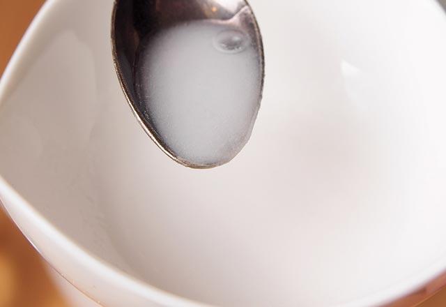 Limon suyu ve karbonat   <br><br>  2 ay barda limon suyunu kk bir cezvede stn. 1 su barda karbonat ekleyip eritin. Kpk haline getirdiiniz karm lavaboya dkn ve 10 dakika kadar bekletin. <br>    Musluunuzu ap lavabonuzu temizlediinizde biriken yalarn aktn ve kt kokularn kayboldupunu fark edeceksiniz. (Karmn ellerinizle temas etmemesine dikkat edin.)