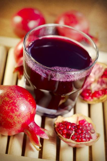 Nar<br><br>    Nar zengin bir demir, C vitamini, K vitamini, lif, folat ve potasyum kaynadr. Ayrca narda bulunan antioksidanlar kalbe iyi gelir ve kan temizler.<br>    Gnde bir bardak nar suyu ierek btn bu faydalar alabilirsiniz. Nar suyunun kanserle savat, tansiyonu drd ve hafzaya iyi geldii de kantlanmtr.