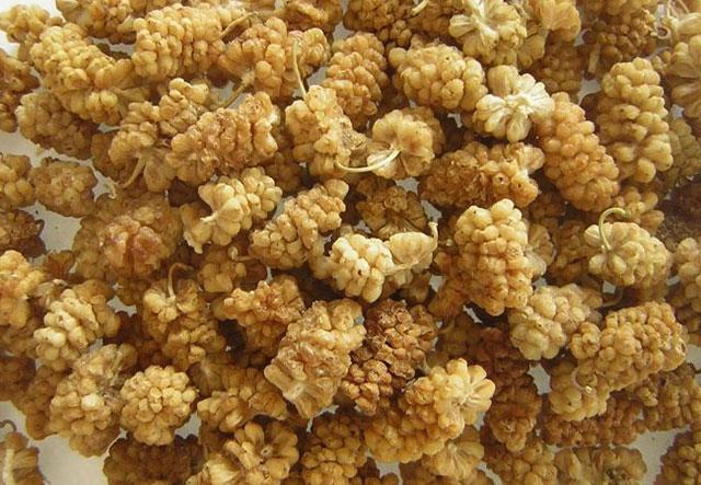 Kuru dut<br><br>    Dutta, portakaldan daha fazla C vitamini bulunur. Ayrca dut antioksidan, demir ve lifle doludur. Bir porsiyon dut gnlk demir ihtiyacnn %30'unu karlamaya yeter.