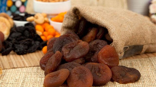 Kuru kays<br><br>    Bir porsiyon kuru kays gnlk demir ihtiyacnn %19'unu karlyor. Kuru kays demir eksikliini nlemesinin yan sra kemikleri glendiriyor, kalp saln koruyor ve cilde iyi geliyor.