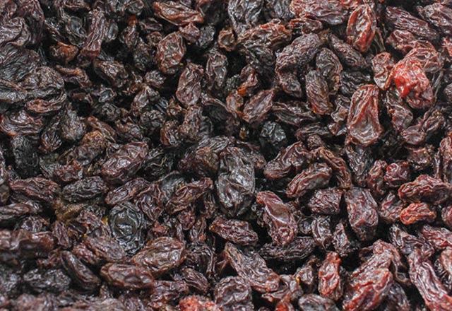 Kuru zm<br><br>    Kuru zmde pek ok meyveden daha fazla demir bulunur. Bir bardak kuru zmde 3.2 mg demir bulunur. Kuru zm kavun, portakal, ilek gibi C vitamini bakmndan zengin meyvelerle tketerek demir emilimini arttrabilirsiniz.