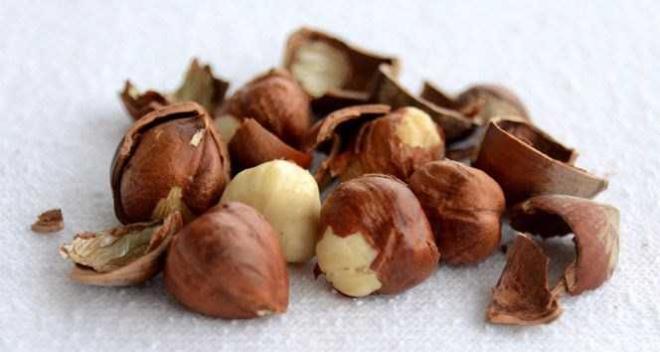 Uzmanlar, &#8220;Fndn i olarak tketilmesi durumunda besin deerlerinden ok daha fazla faydalanabiliriz. Fndn kavrulma sresinin uzamas fndkta besin kayplarna sebep olurken, fndn ierisindeki salkl yalarn hasar grmesine ve okside olmasna sebep olarak hcrelerimize zarar verebilecek serbest radikallerin olumasna sebep olabiliyor. Kavrulmam fndklar, kavrulmu fndklara oranla iki kat fazla antioksidan ierir. Bu nedenle fndk alrken i (kavrulmam) olmasna zen gstermeliyiz&#8221; diyor.  i fndkla gelen 10 fayday ise yle anlatyor: