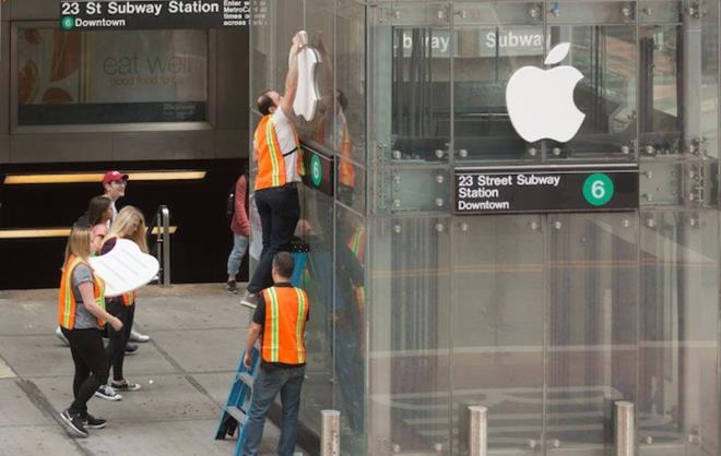 New York&#8217;taki bir metro istasyonunu, Apple&#8217;n iPhone X satlar iin setii bir yer olarak tantan ekip onlarca kiiyi kandrmay baard.