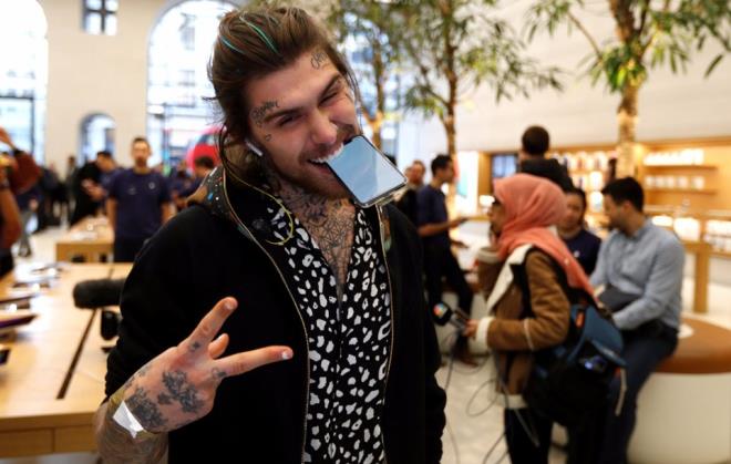 iPhone X ABD, ngiltere, Avustralya ve Singapur'da raflardaki yerini ald.