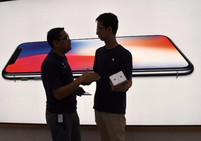 Apple'dan yaplan aklamaya gre, modelleri lkemizde 20 Ekim'den itibaren sata sunulacak, iPhone X iin ise biraz daha beklememiz gerekecek.