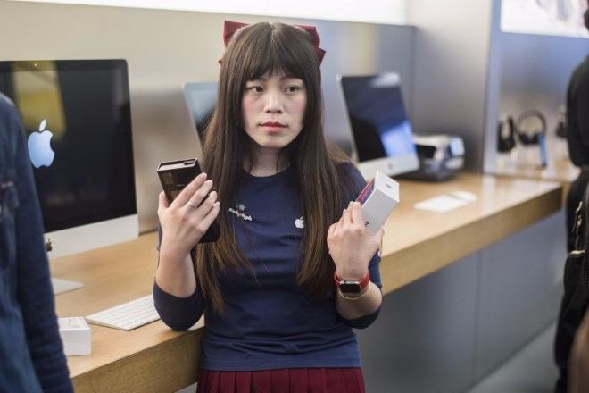 Apple'n 12 Eyll'de tantt iPhone X'i iin bekleyi sona erdi. Apple, iPhone X'i sata sundu. Cihaz saatler iinde tkendi.  <p>      Apple'n iPhone serisinin 10'uncu ylna zel gelitirdii iPhone X lgnl bugnden itibaren balad.