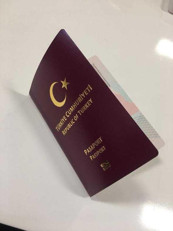 Yeni nesil pasaportlarda kiisel bilgilerin yer ald blm, TC kimlik kartlarnda da kullanlan polikarbon malzemeden imal edilerek, sahtecilie kar daha gvenli hale geldi.