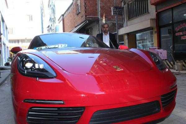 Trkiye'de bir dondurma firmas tarafndan iki kiiye verilecek olan lks otomobillerden birinin sahibi, yaplan ekili sonucuna gre nye'de yaayan Engin Yienolu oldu. Ak retim Fakltesi'nden 4 yllk ktisat Blm mezunu olan ve i bulamad iin aabeyine ait bisiklet sat ve tamiri yaplan iyerinde alan Yienolu, yaklak 500 bin lira deerindeki otomobilini stanbul'dan teslim alarak ileye geldi. Yienolu'nun getirdii otomobil nye'de ilgiyle karland.