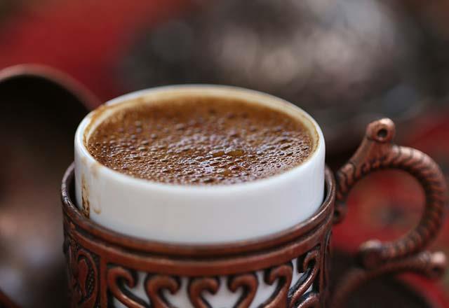 Edremit'te 15 yldr zeytin ve eitli bitki zlerini ileyerek ila ham maddesi elde eden bir Ar-Ge firmas, rettii zeytin kahvesini piyasaya srmeye hazrlanyor.