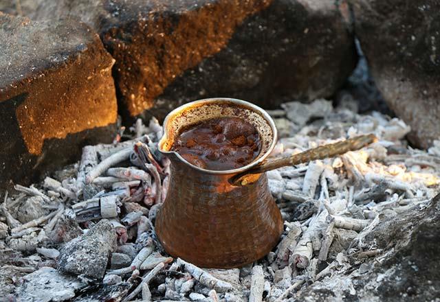 Zeytin meyveleri toplandktan sonra fabrikamza geliyor ve burada ekirdekleri ve kabuklar ayrlyor.    Geriye kalan zeytin meyvesi dk sda kurutuluyor ve pudra haline dntrlyor. Bunu zeytin kahvesi olarak deerlendirebiliyoruz" diye konutu.