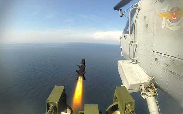 "Lazer gdml versiyon L-UMTAS ile at gerekletiren Deniz Kuvvetlerine bal bir SeaHawk helikopteri de su stndeki hedefi baaryla vurmutu"