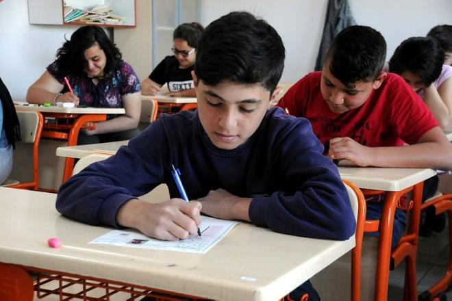 *YEN LSEYE GR SSTEMNDE SINAVA GRMEK MECBUR M?<p>    Hayr. Veliler ocuklarn bu snava ister ynlendirir isterse de ynlendirmez. Bir liseye yerlemek iin bu snava girmek zorunlu deil.