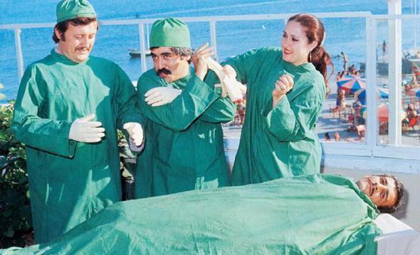 TRT&#8217;ye parodiler eken Levent Krca ve Ali-Ayegl Atik ifti, bu defa bir ameliyat skecinin hazrlklarn yapyorlar (1979).