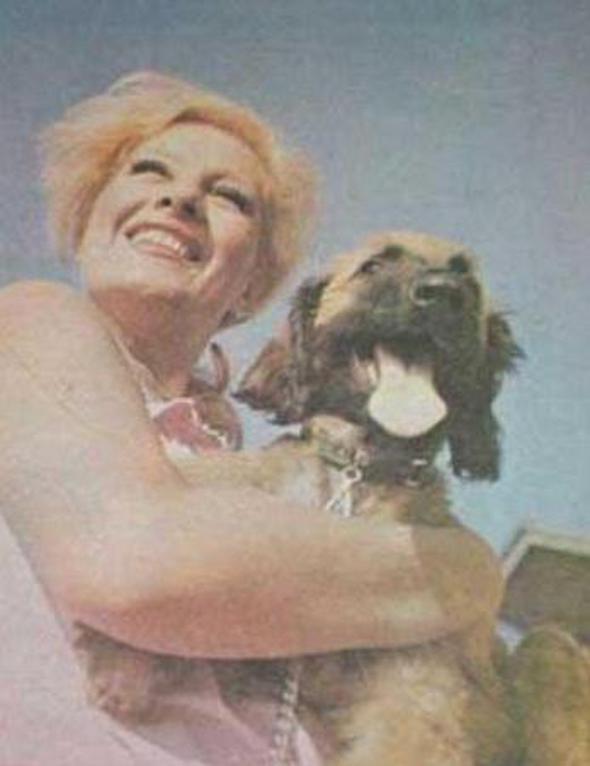 Emel Sayn kpeiyle birlikte.