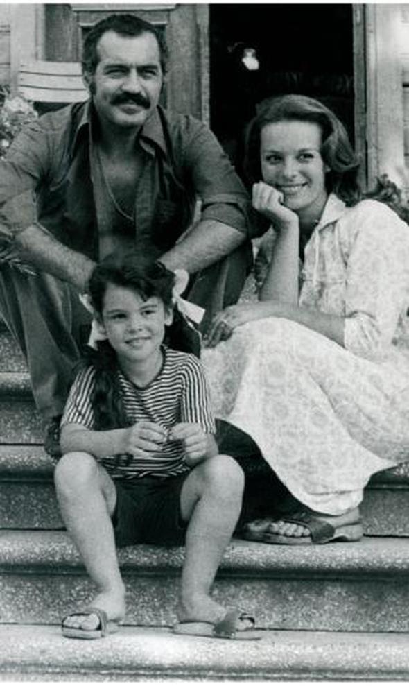 Gnmzde yuvasn kurmu, anne olmu ve de kaynvalidelie hazrlanan Glah (Soydan) Alkolar, annesi Hlya Koyiit ve Fikret Hakan&#8217;la ayn filmde bulumutu. &#8216;Glah Kk Anne&#8217; sinemalarda byk ilgi grmt.