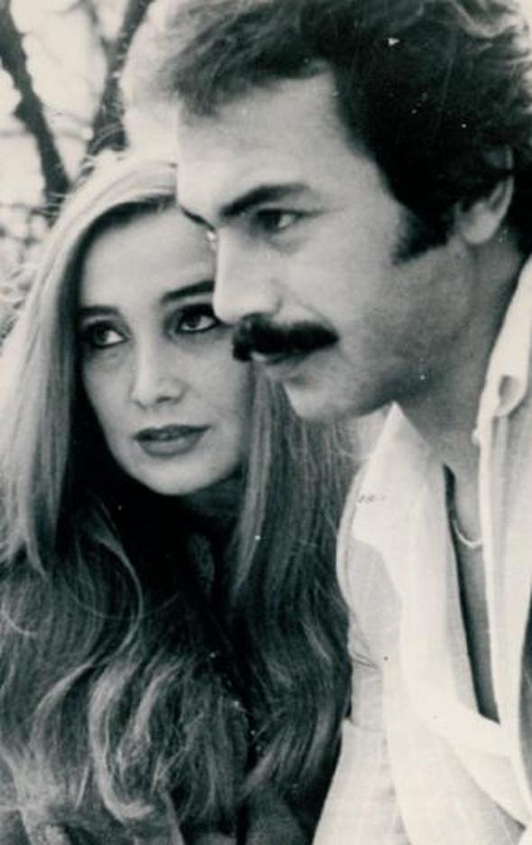 Orhan Gencebay ile Sevim Emre aknn ilk yllar... O zamanlar olu Altan&#8217;n annesi Azize Gencebay&#8217;dan boanmak zere olan Gencebay, hibir yere Emre&#8217;siz gitmiyordu (1976).