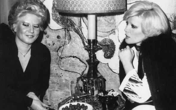 Cazip tekliflere daha fazla dayanamayan Muazzez Abac, Ankara Radyosu&#8217;ndaki grevinden ayrlarak stanbul&#8217;a geldi. Kendisine yardmc olanlardan birisi de her ne kadar rakibi de olsa Gnl Yazar&#8217;d (1976).