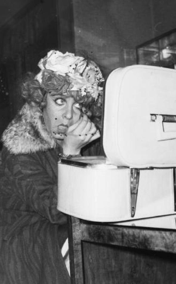 Filmlerde figranlk yapt, annesinin (Mnevver Girik) yannda henz 13 yanda sinemayla tant. Ksa srede zirveye kt. O yllarda setlerde nl de olsanz kendi makyajnz kendiniz yapardnz (1965).