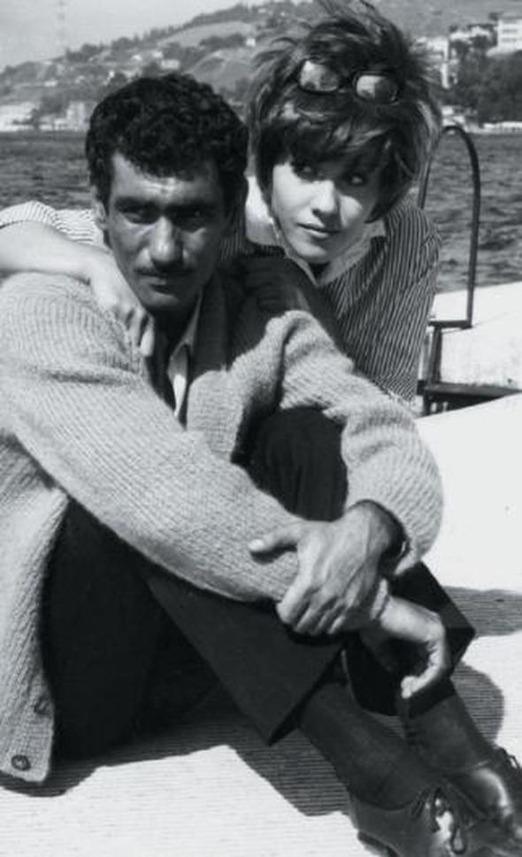 &#8216;Kamal Zeybek&#8217; filminde Nebahat ehre&#8217;ye evlilik teklifinde bulunan Ylmaz Gney, ksa sre iinde muradna erdi ve onunla nikah masasna oturdu (1966).