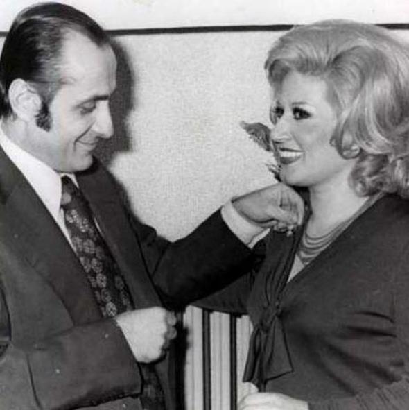 Bir dnemin gazinocular kral Aslan, o dnemin en gzde assolistlerinden Emel Sayn ile.