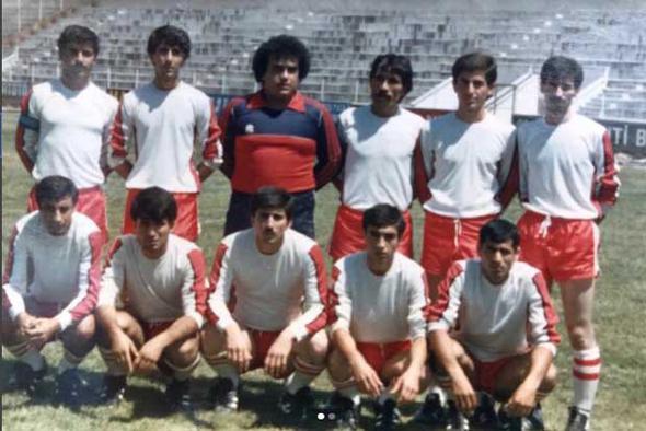 Profesyonel mzik hayatna balamadan kalecilik yapan nl trkc Blent Sertta'tan nostaljik fotoraf. nl trkc takmla bir fotoraf sosyal medya hesabndan paylaarak "1983 Elaz 1.Amatr kmede namalup ampiyon olan takm Keban TEKSpor....Salarm ekil" notunu dt.