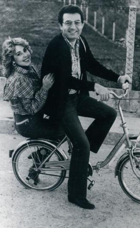 Bir dnem itikleri su bile ayr gitmezdi ayn bisiklette grdnz Nilfer&#8217;le Kayahan&#8217;n. Nilfer 1984&#8217;te Kayahan&#8217;n &#8216;Kar Taneleri&#8217;ni seslendirdi. Sonra daha birok eserini. Ama araya dargnlk girince Kayahan ona arklarn yasaklad.