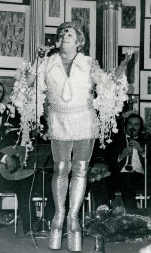 Yakn evresi &#8220;Paam aman byle eyler yapma, Trk halk bunlar kaldramaz&#8221; diye uyarsa da, o sahnedeki yeniliklerini saknmadan hayata geirdi. Kulaklarda o billur sesinin yaratt keyifler, gzlerde ise Paa&#8217;nn mini etei, dizlerinin zerine kadar kan apartman topuklu izmeleri...